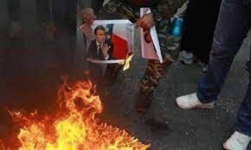 به آتش کشیدن تصویر مکرون در رام‌الله