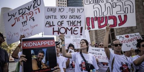خانوادۀ اسرای صهیونیست: اسرائیل را به آتش می‌کشیم