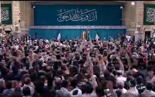 لحظه ورود رهبر انقلاب به حسینیه امام(ره)