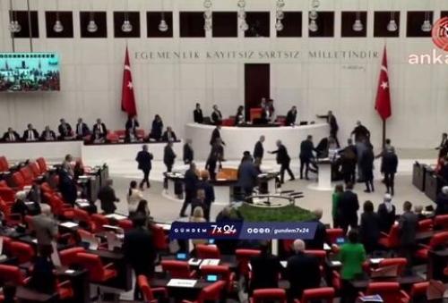 بیهوش شدن نماینده مجلس ترکیه هنگام سخنرانی