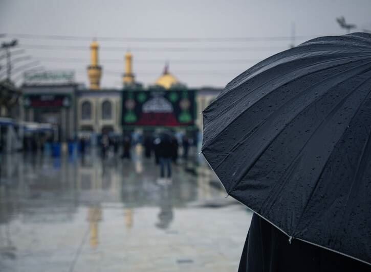 عکس/ حال و هوای زائران کربلا در باران