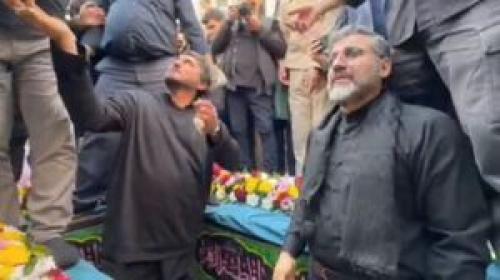فیلم/ خاکسپاری شهید گمنام توسط وزیر ارشاد