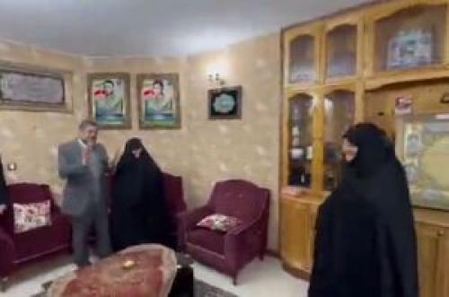 فیلم/ دیدار وزیر فرهنگ با مادر شهیدان طوقانی