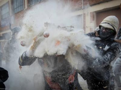 (تصاویر) جشنواره نبرد خیابانی با آرد و تخم مرغ در اسپانیا