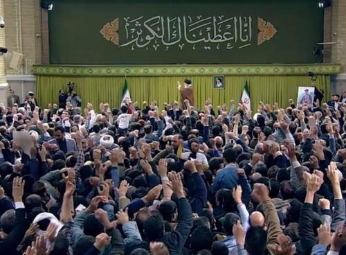  لحظه ورود رهبر انقلاب به حسینیه امام خمینی(ره)