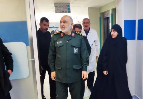 عیادت سردار سلامی از مجروحان انفجار تروریستی کرمان