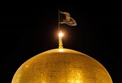  عکس/ تعویض پرچم گنبد رضوی برای شهدای حادثه تروریستی کرمان