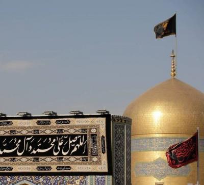  عکس/ تعویض پرچم گنبد رضوی برای شهدای حادثه تروریستی کرمان