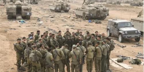 اسرائیلی‌ها با تفنگ و یونیفرم نظامی سر کار می‌روند 