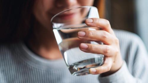  نوشیدن ۸ لیوان آب در روز یک فریب است؟!