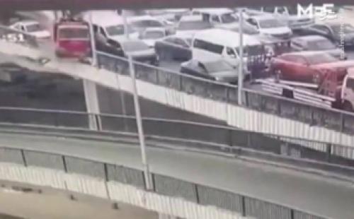 فیلم/ سقوط چندین خودرو از روی پلی در مصر