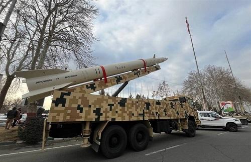 نمایش موشک های بالستیک "خیبرشکن" و "قدر" سپاه در تهران+عکس