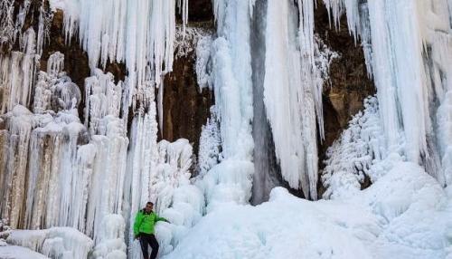 آبشار یخ زده خور در روستای خزنکلاست البرز