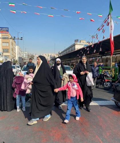 عکس/ دختران کاپشن صورتی در جشن پیروزی انقلاب