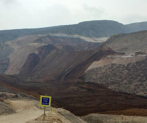 ریزش معدن در شرق ترکیه و احتمال گرفتار شدن چندین کارگر + فیل