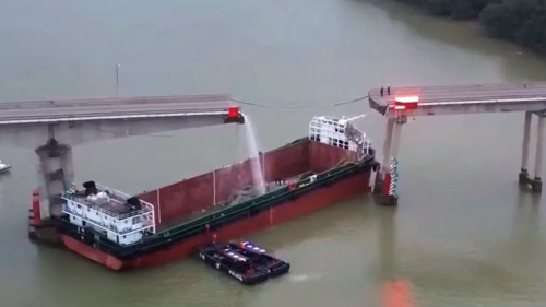 فیلم/ برخورد کشتی غول‌پیکر به پلی در چین