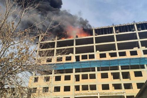 مجتمع ۱٠طبقه در حال ساخت در محله شهید بهشتی شهرری دچار حریق شد