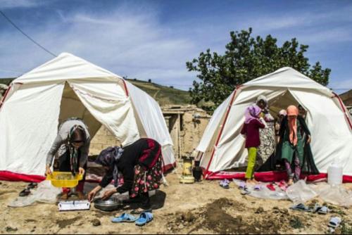 فیلم/برپایی چادرهای اسکان موقت در مناطق سیل زده سیستان‌وبلوچستان