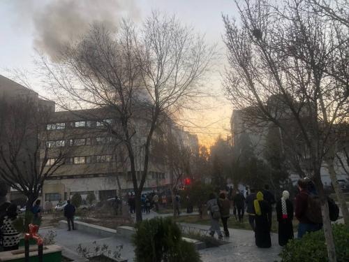 یک ساختمان پنج طبقه در تهران طعمه آتش شد