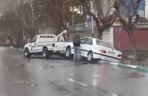 فیلم/ انحراف عجیب خودرو پژو پارس در صبح بارانی تهران