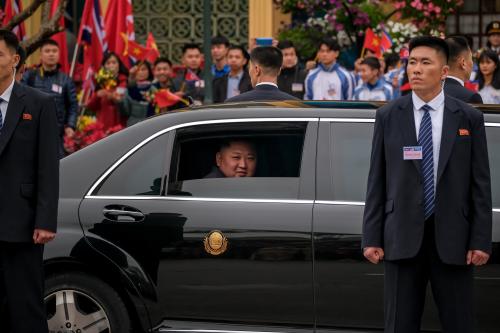 ببینید / رهبر کره شمالی سوار بر خودروی اهدایی پوتین