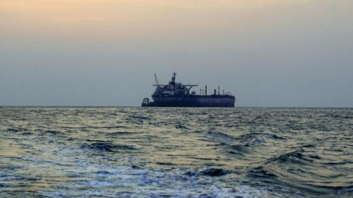 حمله موشکی به یک کشتی در آب‌های دریای سرخ