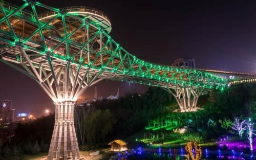 نورافشانی «پل طبیعت» پایتخت در شب سال نو