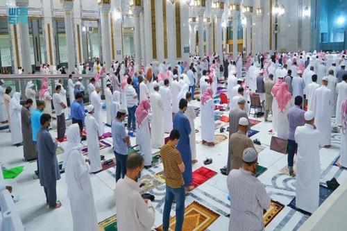 صفوف طولانی نماز در ماه رمضان در مسجد الحرام 