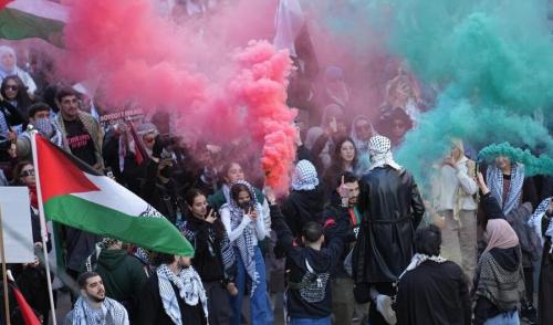 روحانیون شیعه و پرچم ایران در تظاهرات بزرگ تورنتو 
