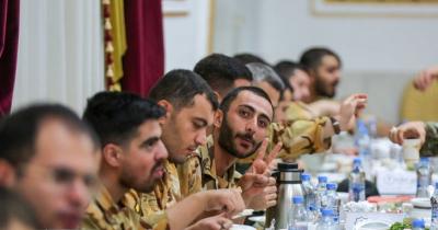 عکس/ افطار وزیر دفاع در جمع سربازان