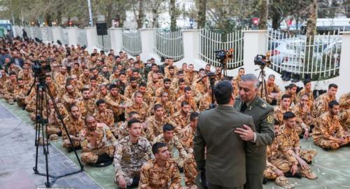 عکس/ افطار وزیر دفاع در جمع سربازان