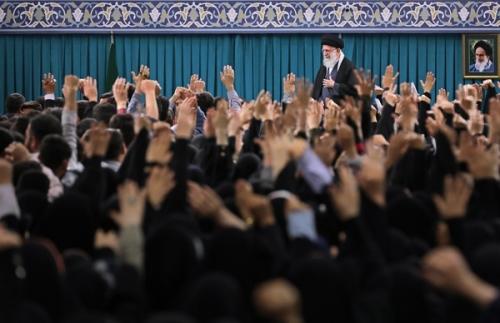 ورود رهبر انقلاب اسلامی به حسینیه امام خمینی و شعار متفاوت دانشجویان 