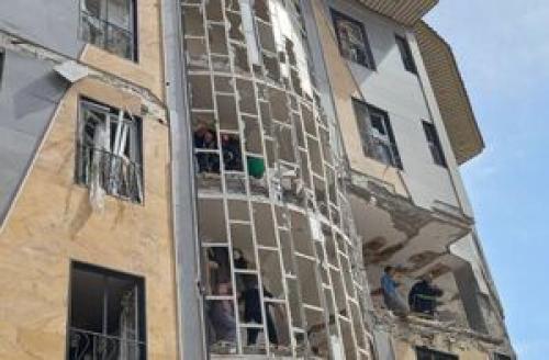 انفجار واحد مسکونی ۴ طبقه در گرمسار +عکس