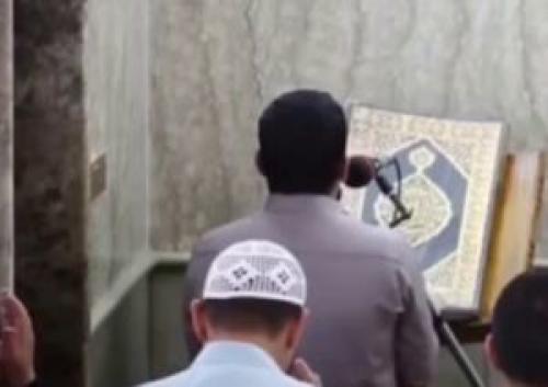 فیلم/ بیهوش شدن امام جماعت مسجد عراق از شدت گریه برای غزه