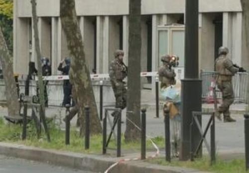 حضور نیروهای امنیتی فرانسه در مقابل کنسولگری ایران 