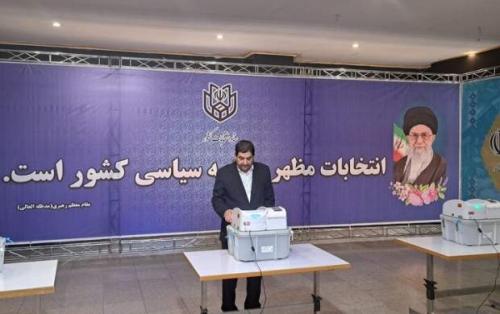 «مخبر» رای خود را در صندوق انتخابات ثبت کرد