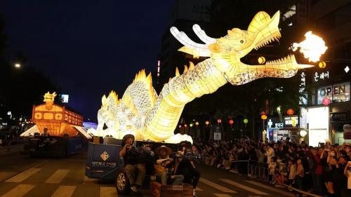 رژه فانوس‌ها به مناسبت تولد بودا در کره جنوبی 