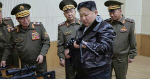رهبر کره شمالی دست به اسلحه شد+ عکس