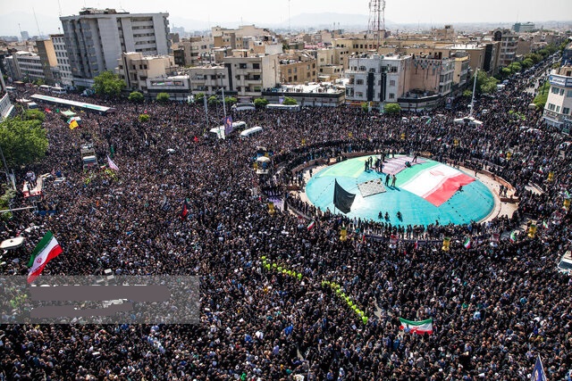 نیویورک‌تایمز: جمعیت کثیری از مردم برای تشییع رئیسی به خیابان‌های تهران آمدند