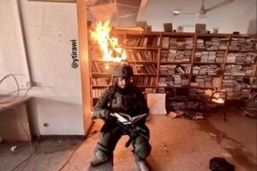 کتابخانه غزه از سوی نظامیان صهیونیست به آتش کشیده شد
