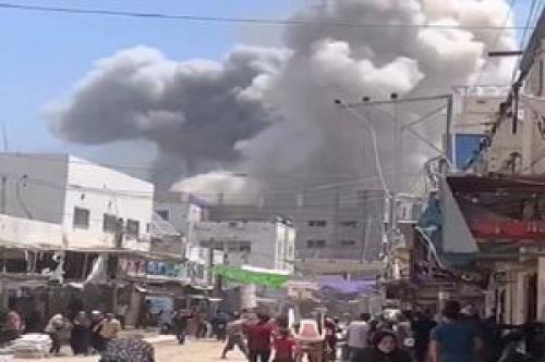 فیلم/ لحظه بمباران بازار شلوغ النصیرات در مرکز نوار غزه