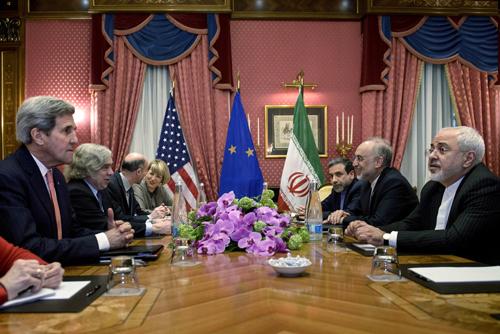 کلینتون: افتخار می‌کنم دشمن ایرانی‌ها هستم/ توهین مقام آمریکایی: ظریف یک دروغ‌گوی گستاخ است/ عمل آمریکا به تعهداتش ماه‌ها زمان می‌برد