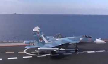 فیلم/ سقوط جنگنده روسی از روی ناو هواپیمابر