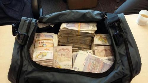 یک چمدان پول نقد در تاکسی کشف شد+عکس