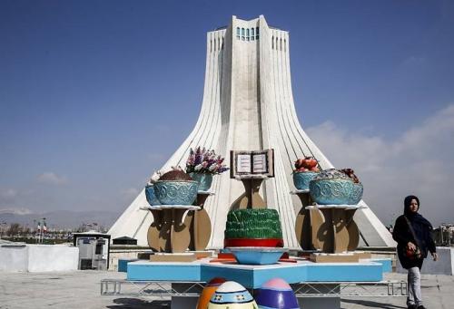 عکس/ تصاویری از نمادهای نوروزی در سطح شهر تهران