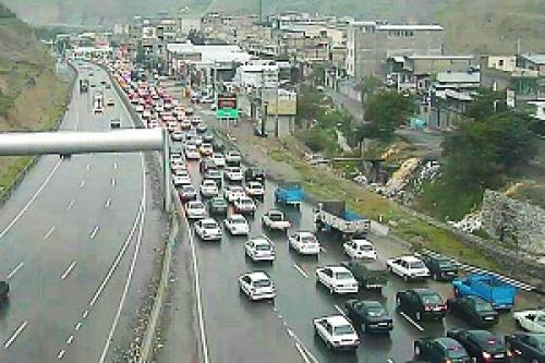 ترافیک آزادراه کرج-تهران نیمه سنگین است/بارندگی در جاده‌های شمالی
