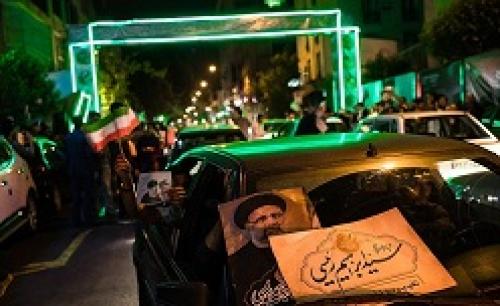 حمله به ستاد مرکزی حجت‌الاسلام رئیسی در شیراز