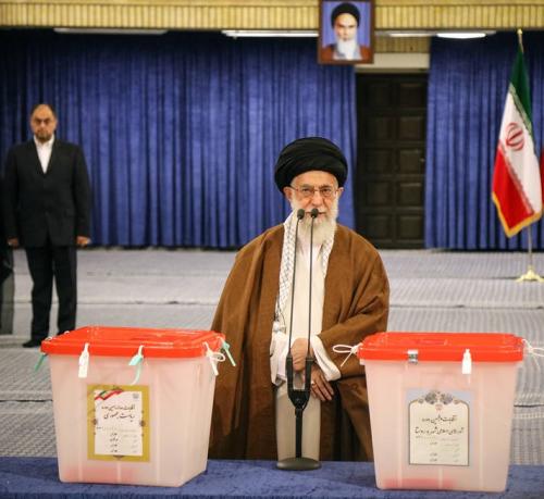  عکس/ حضور رهبرانقلاب پای صندوق رای
