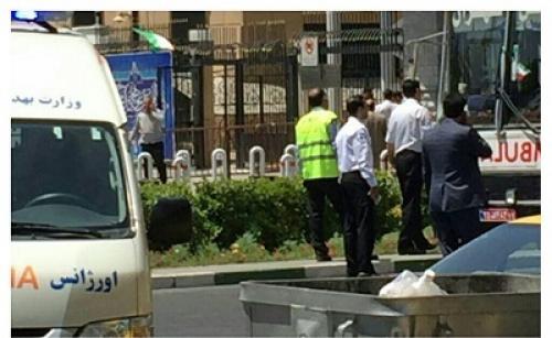 عکس/انتقال پیکر یکی از حادثه‌دیدگان تیراندازی مجلس به بیرون