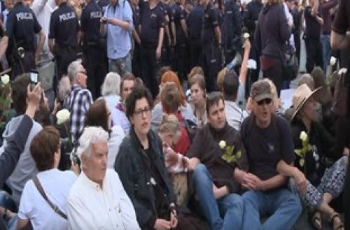 فیلم/ نحوه برخورد پلیس لهستان با معترضان